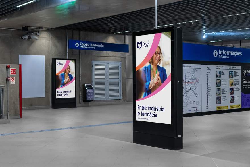 Totens digitais Maggu Pay em estação de metrô: Entre indústria e farmácia