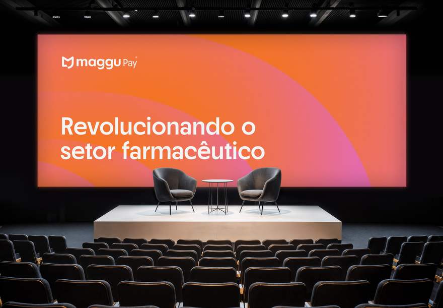 Palco de evento Maggu Pay com o mote Revolucionando o setor farmacêutico
