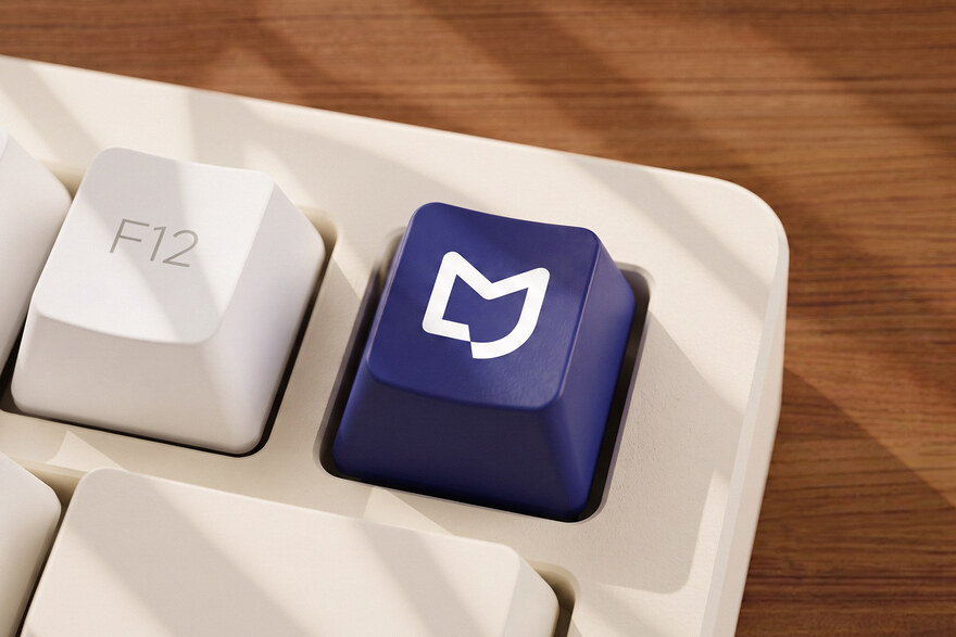 Tecla azul da Maggu num teclado claro, com o símbolo em branco