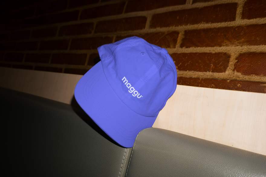 Boné roxo com o símbolo Maggu bordado